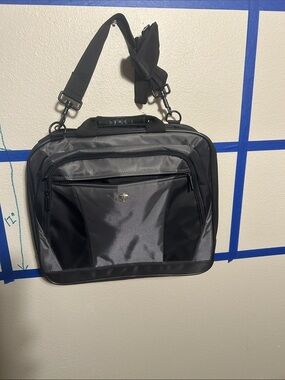 Targus Black Men's Laptop Messenger Bag